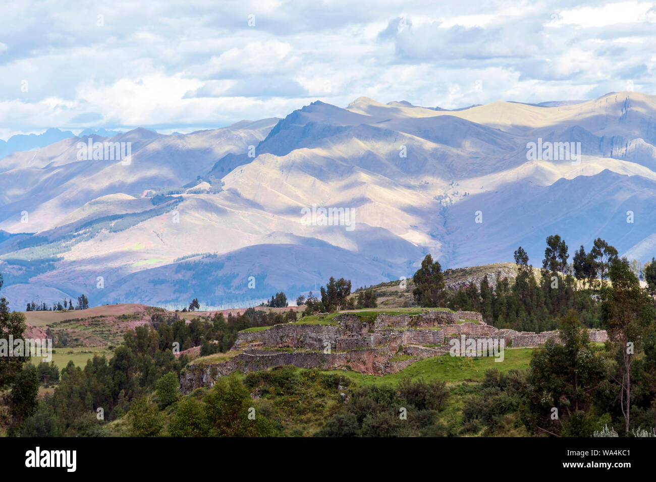 Puka Pukara archäologische Stätte in Distanz, ein Teil der Verteidigung von Cusco im Besonderen und der Inca Empire im Allgemeinen mit grünen Berglandschaft rund um Stockfoto