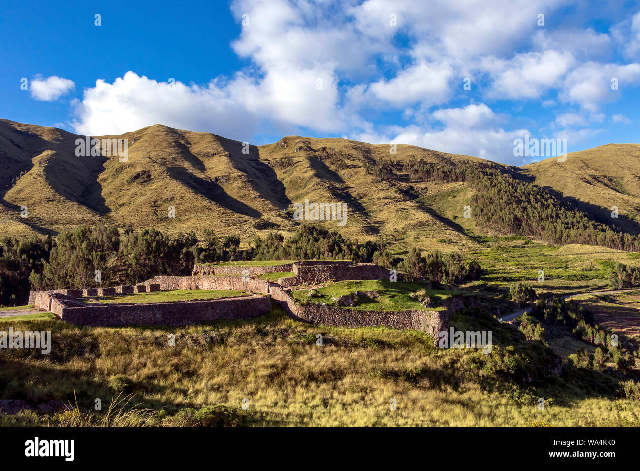 Puka Pukara archäologische Stätte in Distanz, ein Teil der Verteidigung von Cusco im Besonderen und der Inca Empire im Allgemeinen mit grünen Berglandschaft rund um Stockfoto