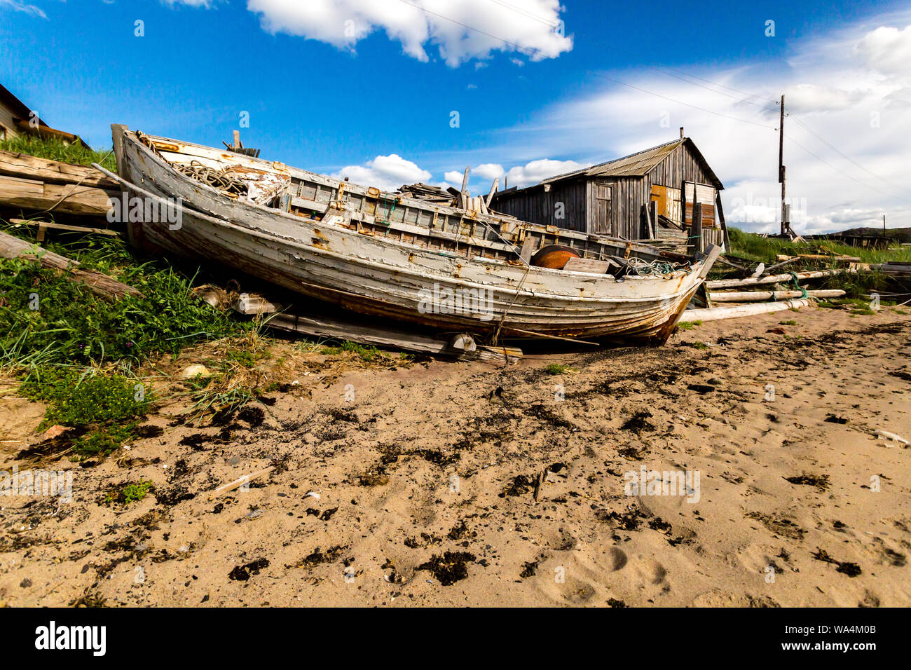 Alten, verlassenen Boot am Strand im Dorf Teriberka, Halbinsel Kola, Russland Stockfoto