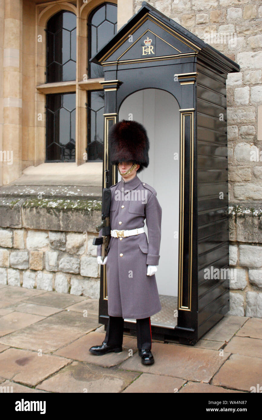 Queen's Guard die Bewachung der Tower von London im Winter Kostüm Stockfoto
