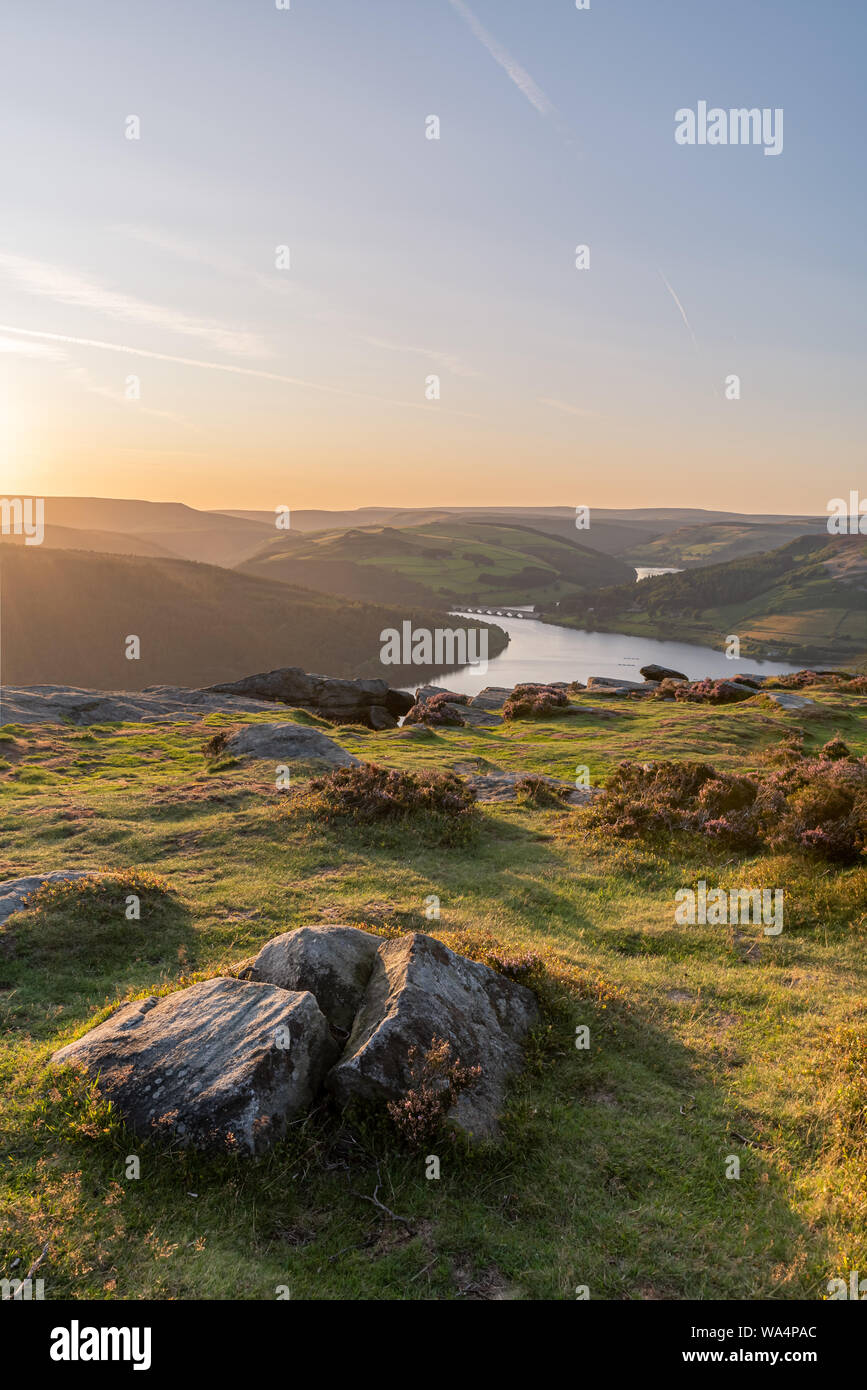 Ansicht des Ashopton Viadukt, Ladybower Reservoir und Crook Hill in The Derbyshire Peak District National Park, England, UK. Stockfoto