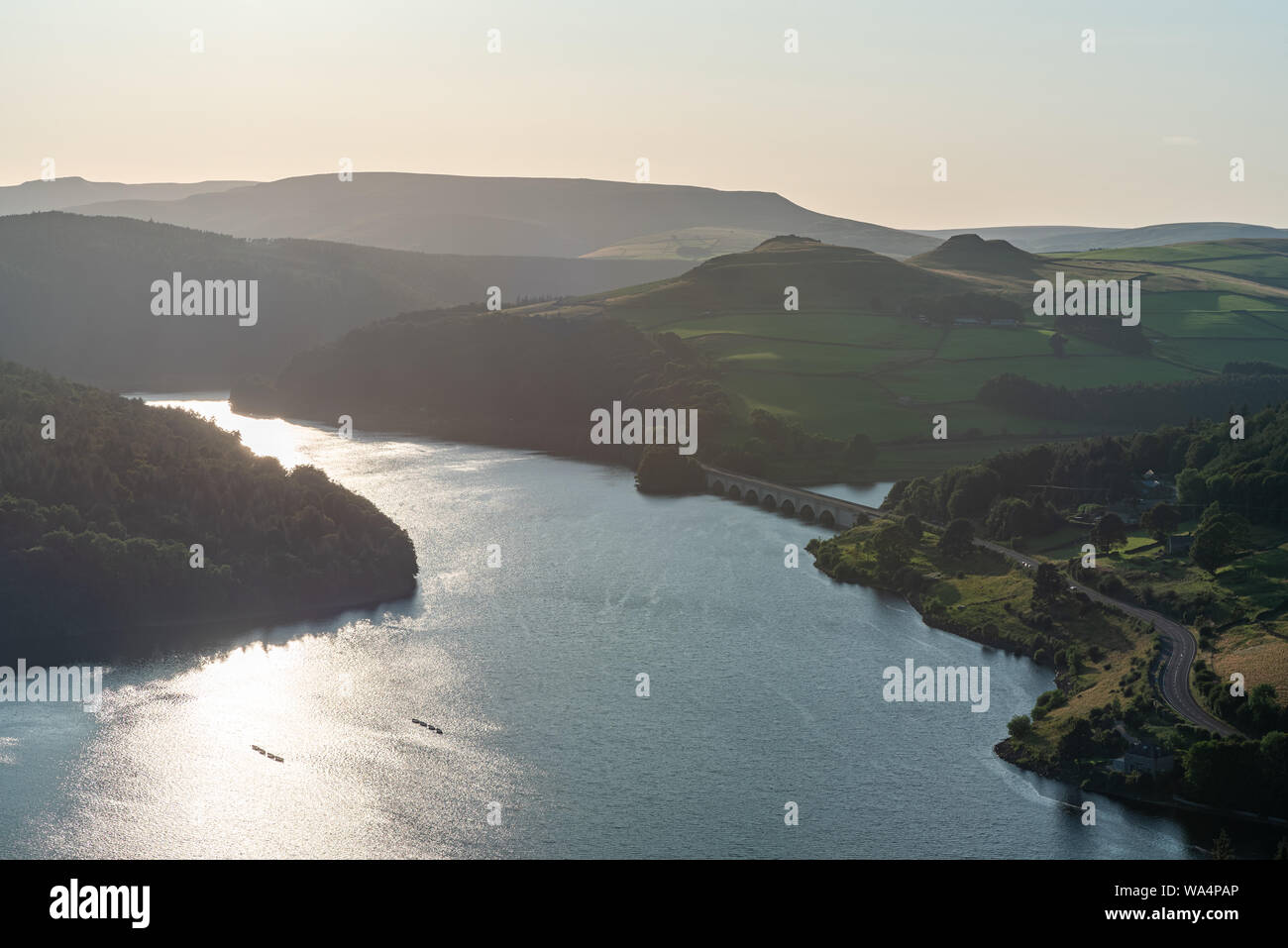 Ansicht des Ashopton Viadukt, Ladybower Reservoir und Crook Hill in The Derbyshire Peak District National Park, England, UK. Stockfoto