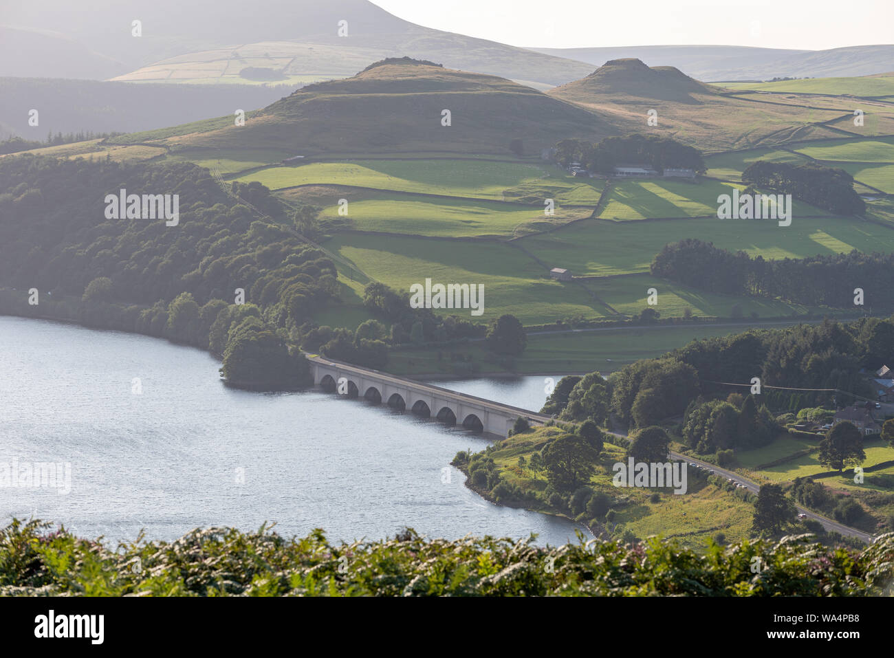 Ansicht des Ashopton Viadukt, Ladybower Reservoir und Crook Hill in The Derbyshire Peak District National Park, England, UK. Stockfoto