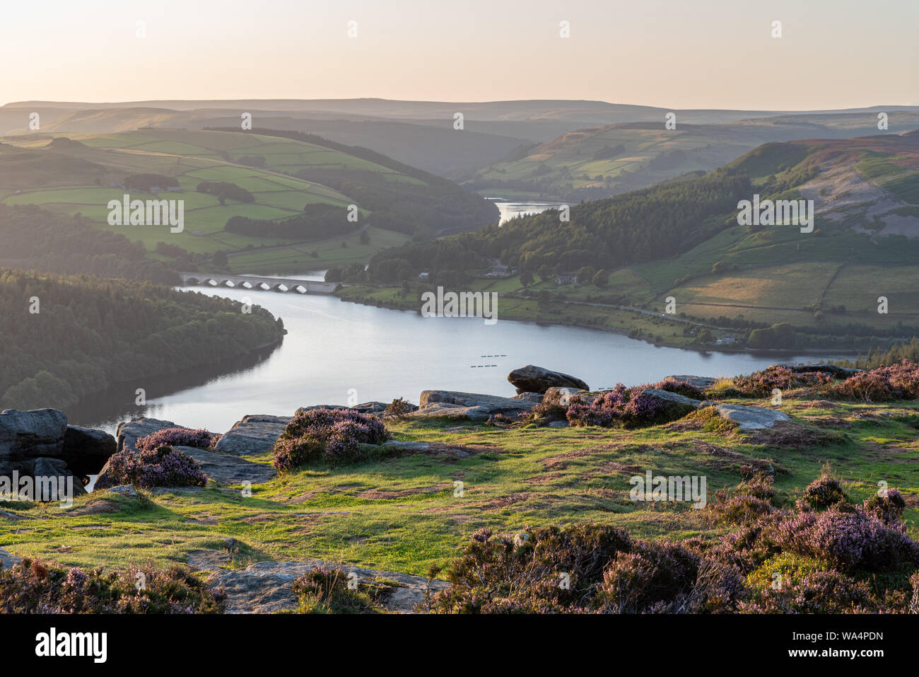 Ansicht des Ashopton Viadukt, Ladybower Reservoir und Crook Hill in The Derbyshire Peak District National Park, England, UK. Stockfoto