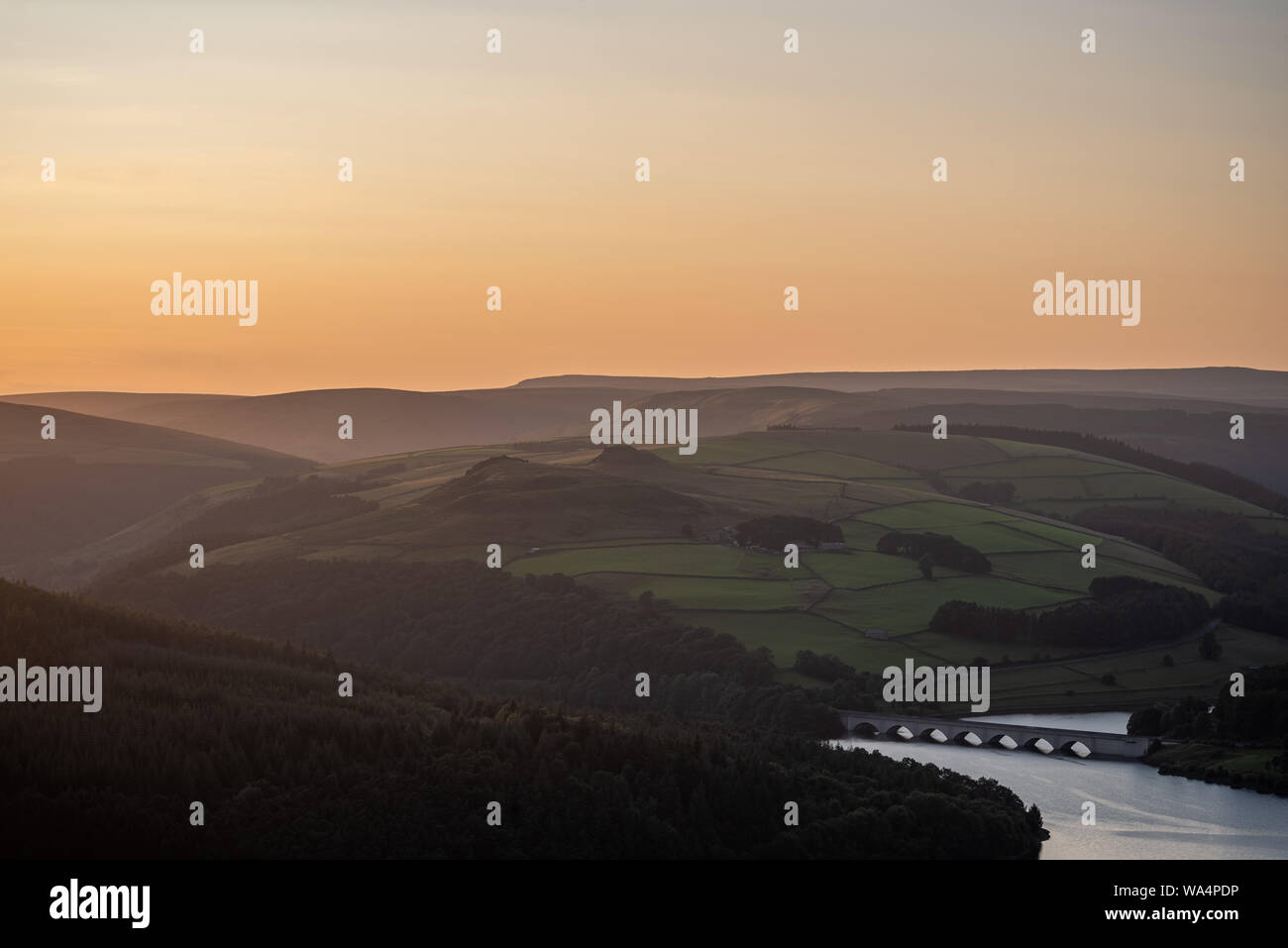 Ansicht des Ashopton Viadukt, Ladybower Reservoir und Crook Hill in The Derbyshire Peak District National Park, England, UK. Stockfoto
