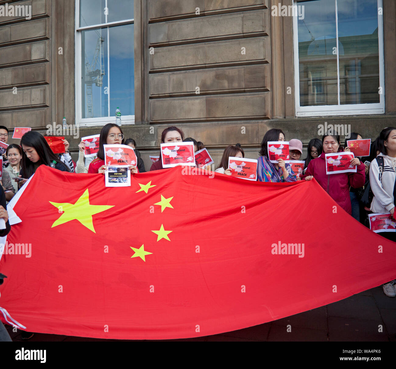 Edinburgh, Schottland, Großbritannien. 17. August 2019. Chinesisch in ruhiger Lage im Stadtzentrum mit Plakaten zu fragen 'was geschah am 8.11. in Hongkong" demonstrieren. "Polizeibeamte sind ernsthaft von der Benzin Bombe aus dem randalierer abgefeuert wurden verletzt." Stockfoto