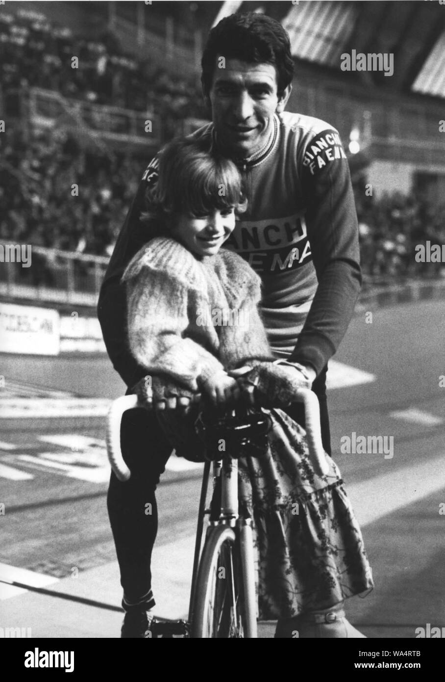 HAPPY GIMONDI AM 19. BIKE IM SECHSTEN TAGE VON MAILAND, MIT DER TOCHTER (Die/Fotogramma, Mailand - 1979-05-19) ps das Foto verwendet werden können, wobei der Kontext, in dem es aufgenommen wurde, und ohne beleidigende Absicht der Anstand der Personen vertreten (Il/Fotogramma, Foto Repertoire - 2019-08-17) p.s. La foto e 'utilizzabile nel rispetto del contesto in Cui e' Stata scattata, e senza intento diffamatorio del decoro delle Persone rappresentate Stockfoto