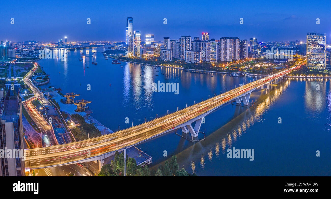 Pazhou Bridge bei Nacht Stockfoto