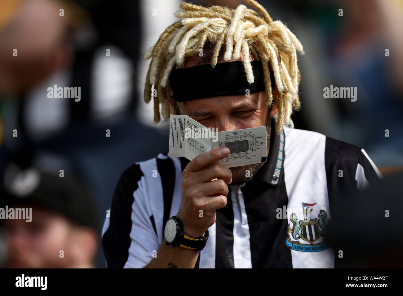 Norwich, Norfolk, Großbritannien. 17 Aug, 2019. Carrow Road, Norwich, Norfolk, England; englische Premier League, Norwich gegen Newcastle United; ein Newcastle fan Kämpfe seinen Sitz - streng Redaktionelle nur verwenden zu finden. Keine Verwendung mit nicht autorisierten Audio-, Video-, Daten-, Spielpläne, Verein/liga Logos oder "live" Dienstleistungen. On-line-in-Match mit 120 Bildern beschränkt, kein Video-Emulation. Keine Verwendung in Wetten, Spiele oder einzelne Verein/Liga/player Publikationen Quelle: Aktion plus Sport/Alamy Live News Credit: Aktion Plus Sport Bilder/Alamy leben Nachrichten Stockfoto