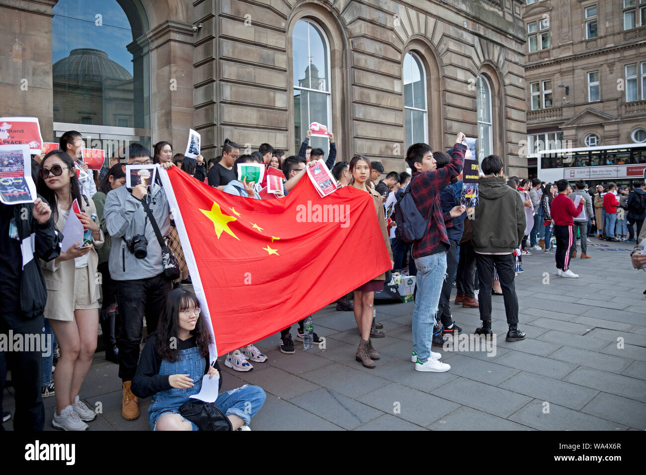 Edinburgh, Schottland, Großbritannien. 17. August 2019. Chinesisch in ruhiger Lage im Stadtzentrum mit Plakaten zu fragen 'was geschah am 8.11. in Hongkong" demonstrieren. "Polizeibeamte sind ernsthaft von der Benzin Bombe aus dem randalierer abgefeuert wurden verletzt." Stockfoto
