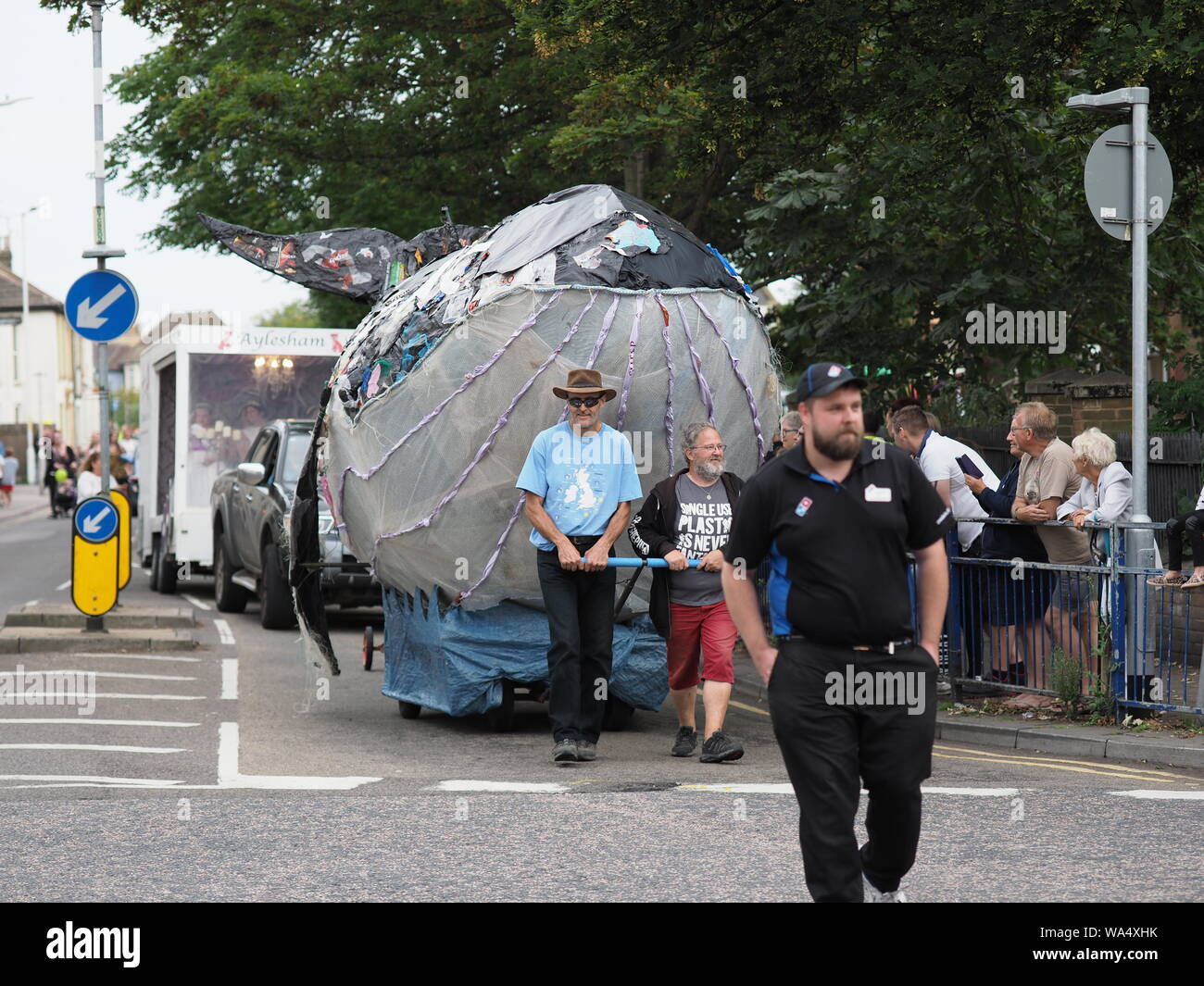 Sheerness, Kent, Großbritannien. 17 August, 2019. Tausende von Menschen säumten die Straßen von Sheerness in Kent die jährliche Sommer Karneval am Nachmittag zu sehen. Im Bild: Eine lebensgrosse Baby Blue whale Hervorhebung Kunststoff Missbrauch durch East Kent Climate Action gemacht. Credit: James Bell/Alamy leben Nachrichten Stockfoto