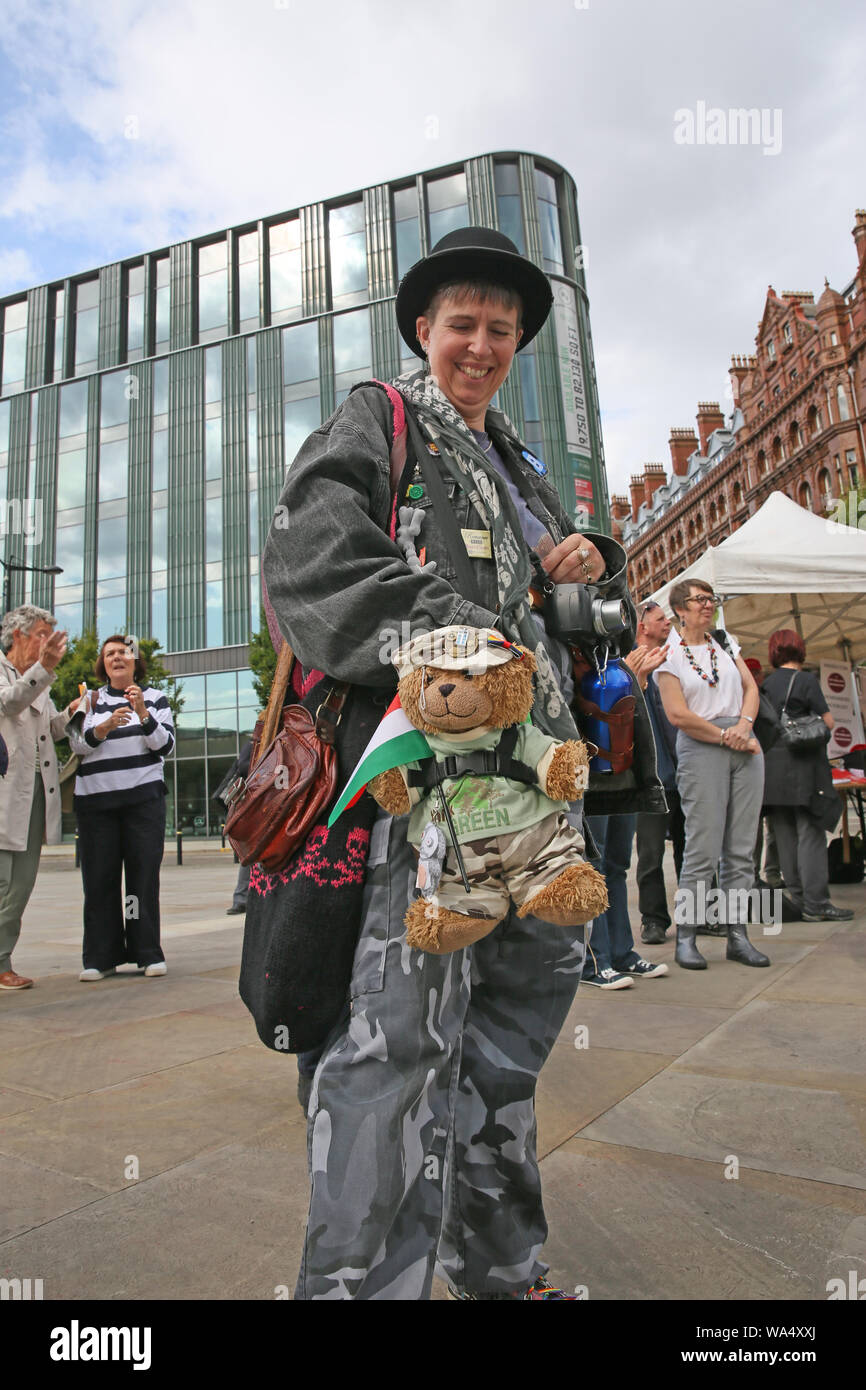 Manchester, Großbritannien. 17 August, 2019. Ein Wochenende der Veranstaltungen statt dem peterloo Massaker, zu gedenken, wenn am 16. August 1819 eine Masse von 60.000 auf der Treffpunkt im St Peters Feld ging, als Regierungstruppen in die Menge berechnet, das Töten von 18 Männer, Frauen und Kinder und hunderte wurden verletzt. 200 Jahre später und der Stadt erinnert. Öffentliche Veranstaltungen statt, mit dem peterloo Wandteppich auf Show und ein soapbox Kiste in für Leute zu haben, die ihre Vorschläge für den Neustart Demokratie. Manchester Central, St Peters, Manchester, UK. UK. Quelle: Barbara Koch/Alamy leben Nachrichten Stockfoto