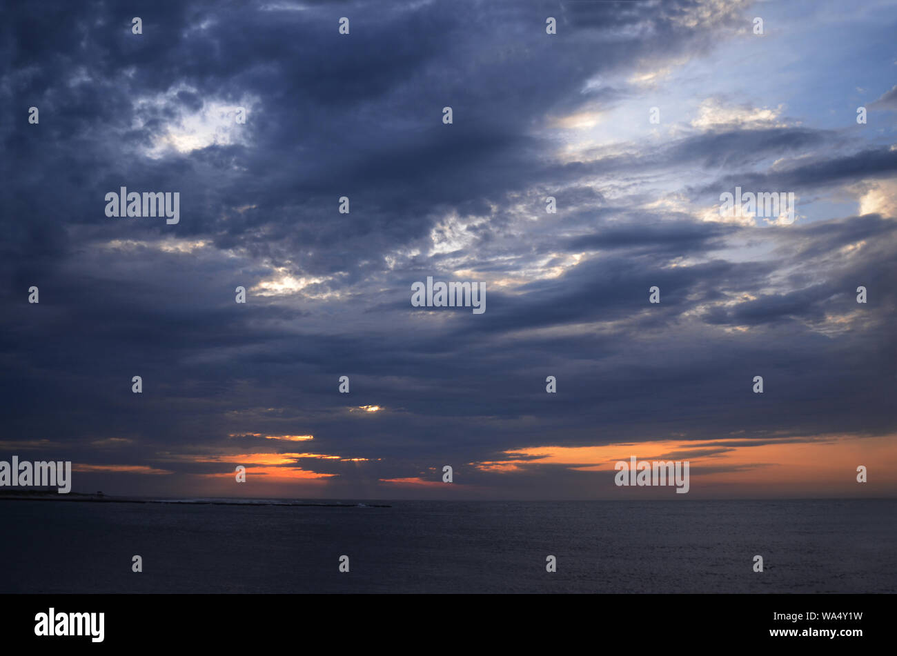 Atlantische LICHTER: Sonnenaufgang im Juni über der Absecon Bucht in der atlantischen Stadt, New Jersey. Stockfoto