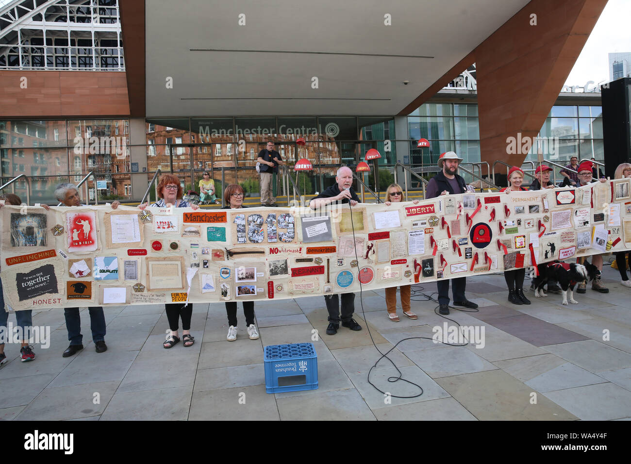 Manchester, Großbritannien. 17 August, 2019. Ein Wochenende der Veranstaltungen statt dem peterloo Massaker, zu gedenken, wenn am 16. August 1819 eine Masse von 60.000 auf der Treffpunkt im St Peters Feld ging, als Regierungstruppen in die Menge berechnet, das Töten von 18 Männer, Frauen und Kinder und hunderte wurden verletzt. 200 Jahre später und der Stadt erinnert. Öffentliche Veranstaltungen statt, mit dem peterloo Wandteppich auf Show und ein soapbox Kiste in für Leute zu haben, die ihre Vorschläge für den Neustart Demokratie. Manchester Central, St Peters, Manchester, UK. UK. Quelle: Barbara Koch/Alamy leben Nachrichten Stockfoto