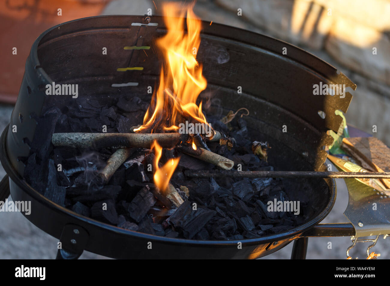 Feuer auf einem Grill in Kroatien Stockfoto