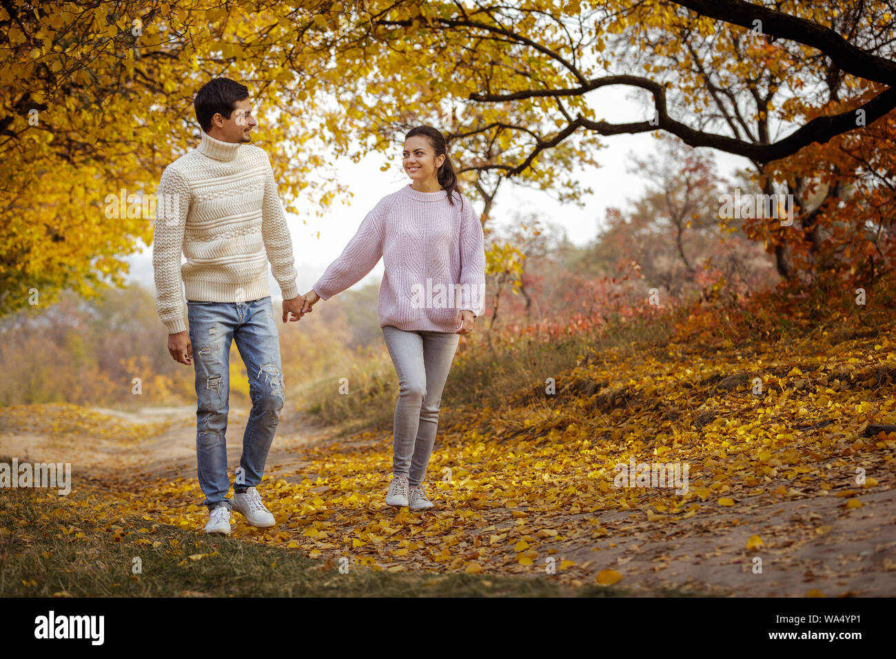 Paar in Liebe hat glückliche Momente und genießen Sie einen wunderschönen Herbsttag im Park. Stockfoto