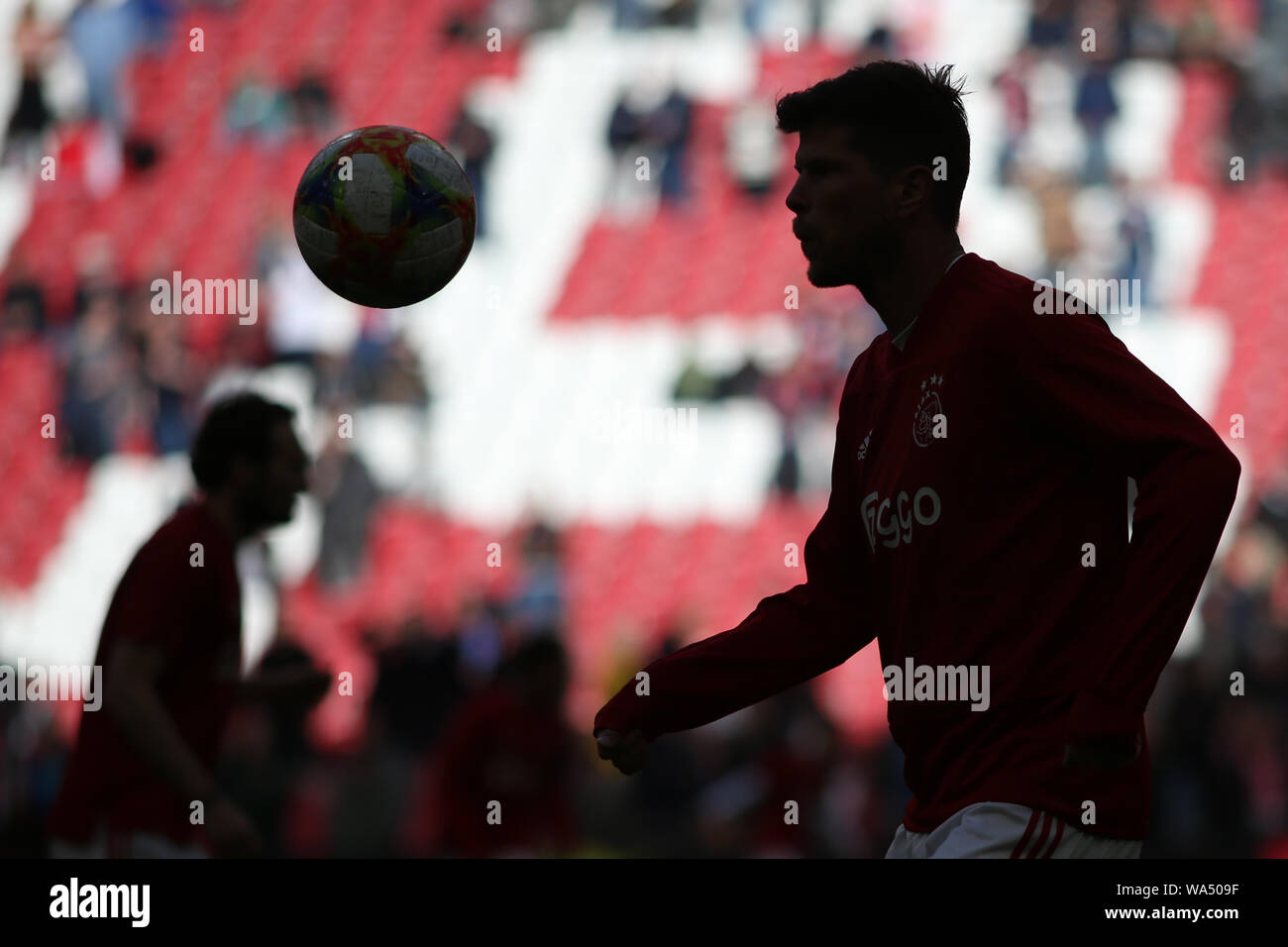 Klaas Jan Huntelaar Ajax vorwärts schaut sich die Kugel während der Aufwärmphase vor dem Spiel zwischen Ajax Amsterdam gegen PSV Eindhoven für den niederländischen Tätseinbußen Stockfoto