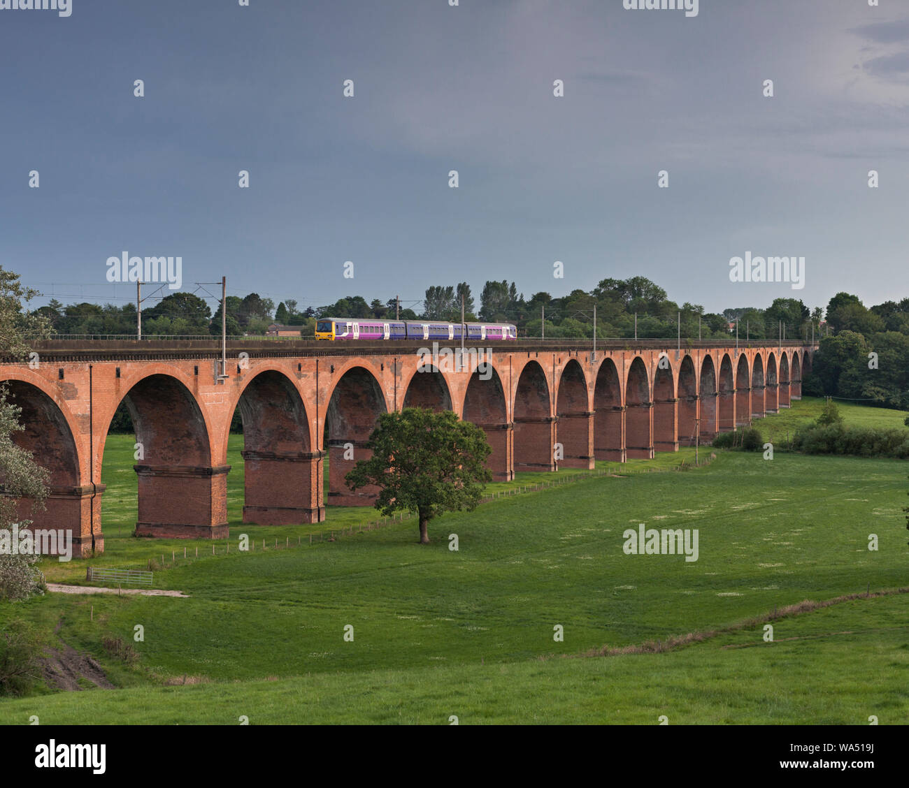 Arriva Northern Rail Class 323 Elektrischer Bahnübergang Twemlow Viadukt, Sandbach, Cheshire mit einem lokalen stoppen Zug Stockfoto