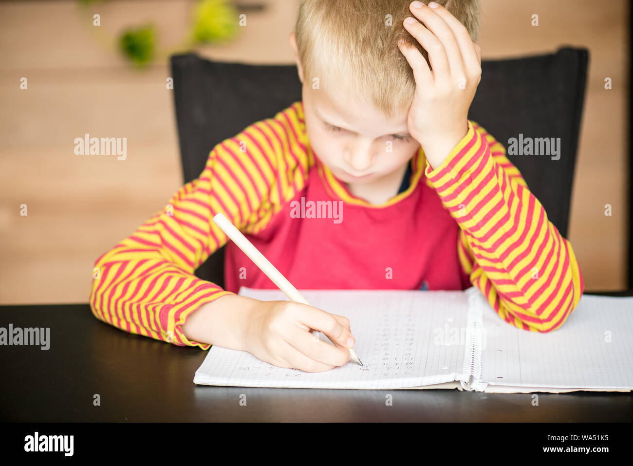 Junge tun Mathe Hausaufgaben für die Schule zu Hause Stockfoto