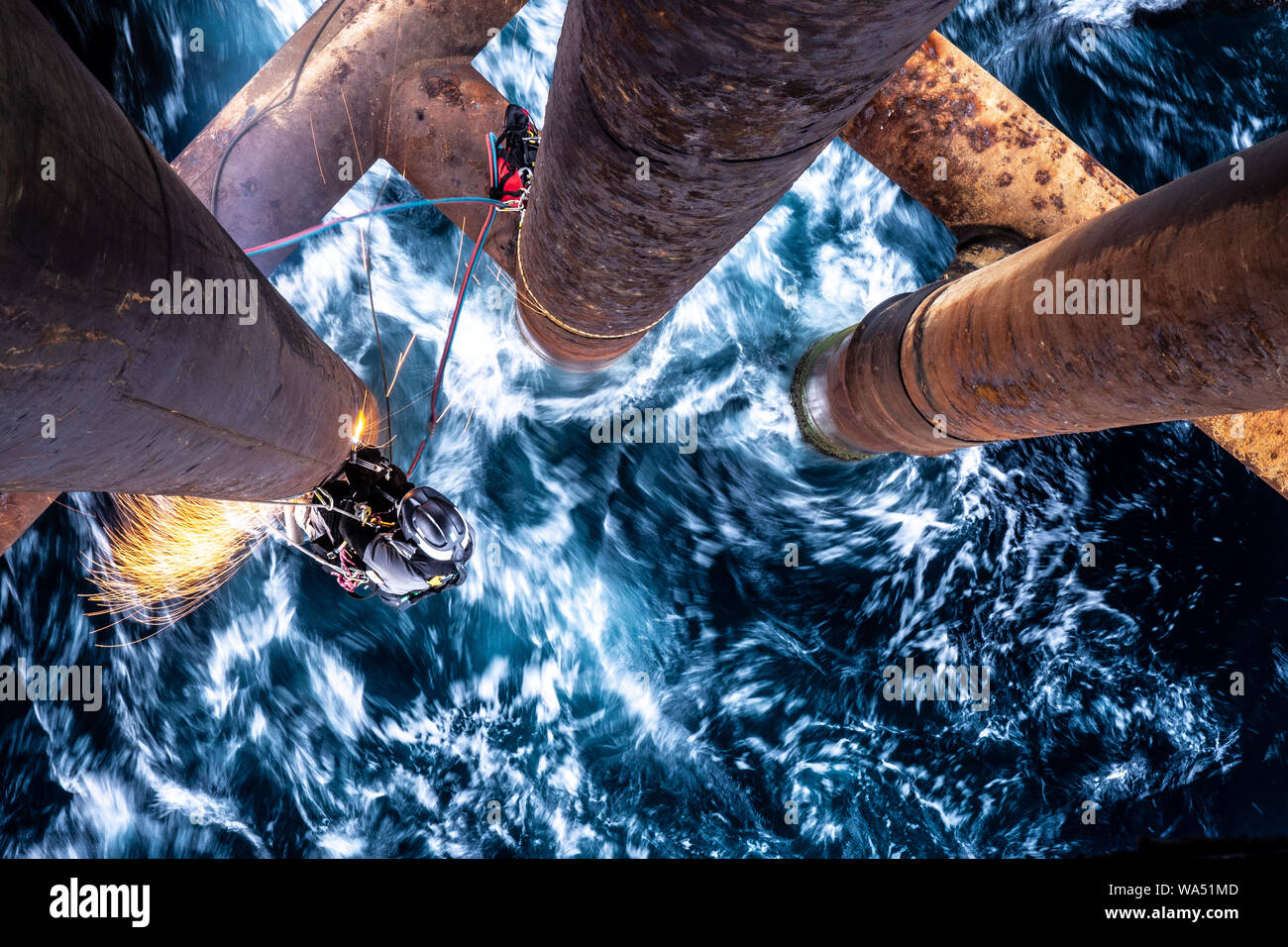 Arbeiten in der Höhe über dem Meer in der Öl- und Gasindustrie Stockfoto
