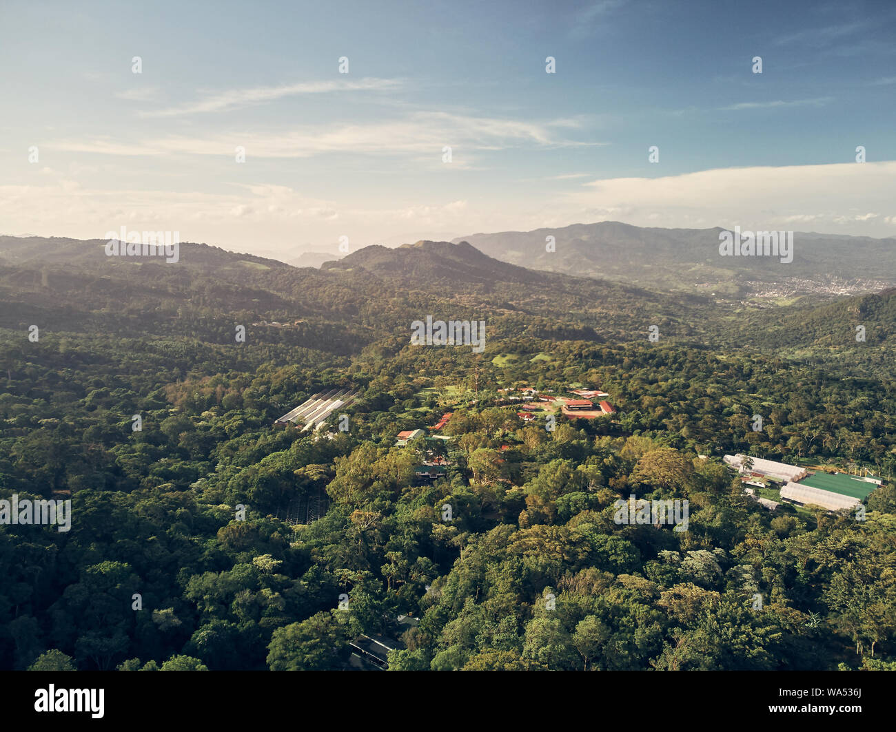 Eco Farm auf Green Mountain Hintergrund Antenne drone Ansicht Stockfoto