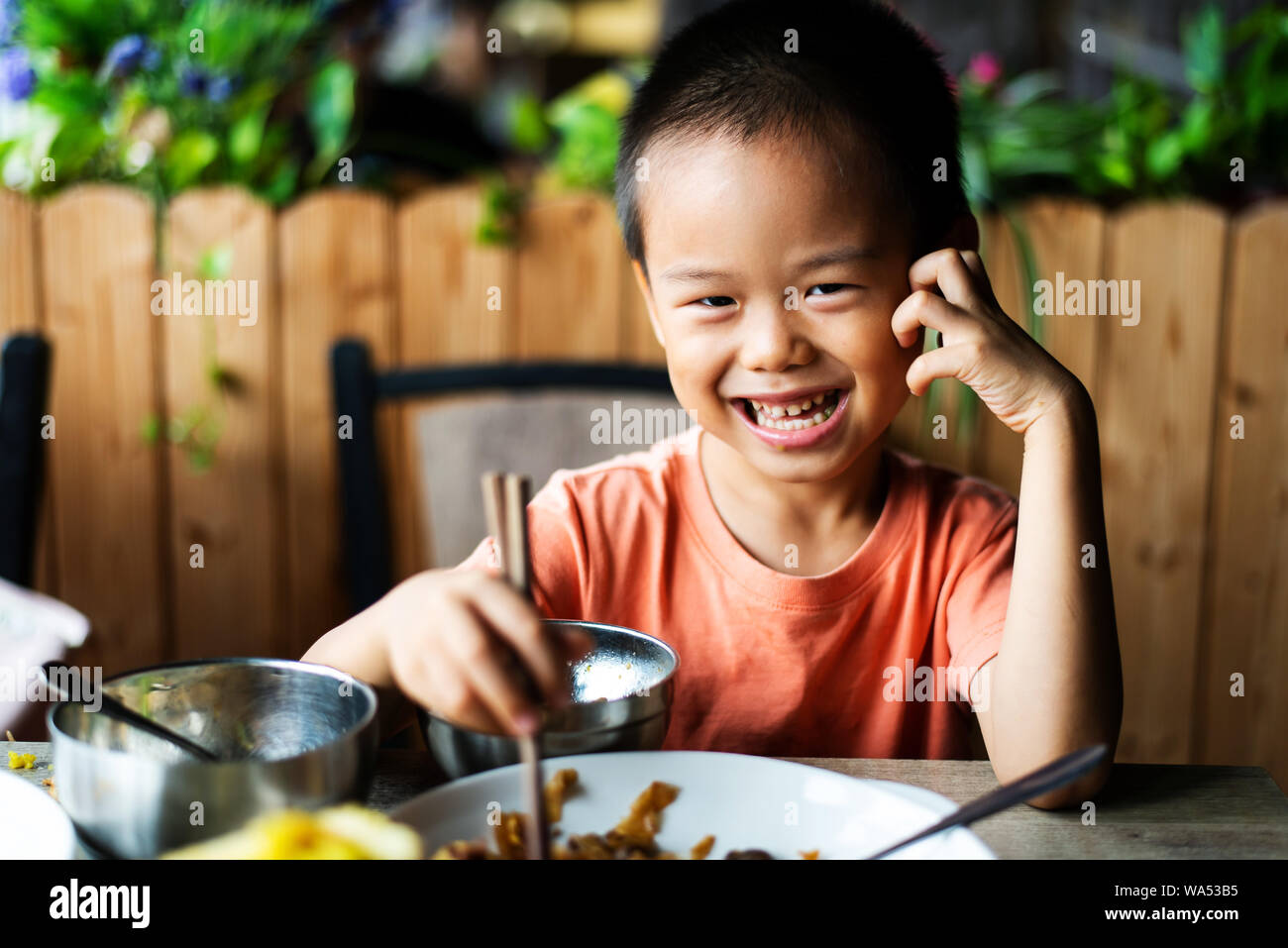 Cute Asian kind Mittagessen im Restaurant Stockfoto