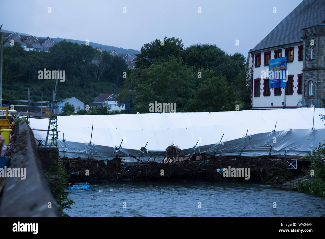 Hopkinstown, Pontypridd, South Wales, UK. 17. August 2019. Gerüst Unterstützung Castell Ifor Brücke, in der Nacht auf Freitag Hopkinstown zusammengebrochen. An diesem Abend das Gerüst unter Wasser bleibt. Die Brücke ist in Reparatur seit April, und kostet £ 450.000 für die Zukunft die schwache Brücke. Natürliche Ressourcen Wales waren sich der Zusammenbruch, und ist es nicht eine Flut Risiko versichert. Vertragspartner, die Durchführung der Reparaturarbeiten auf der Brücke waren, wird erwartet, dass das Gerüst am Montag, als der Fluss fällt zu beheben. Credit: Andrew Bartlett/Alamy Leben Nachrichten. Stockfoto