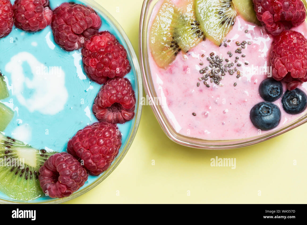 Chia und Berry smoothy mit frischem Obst - Ansicht von oben Stockfoto