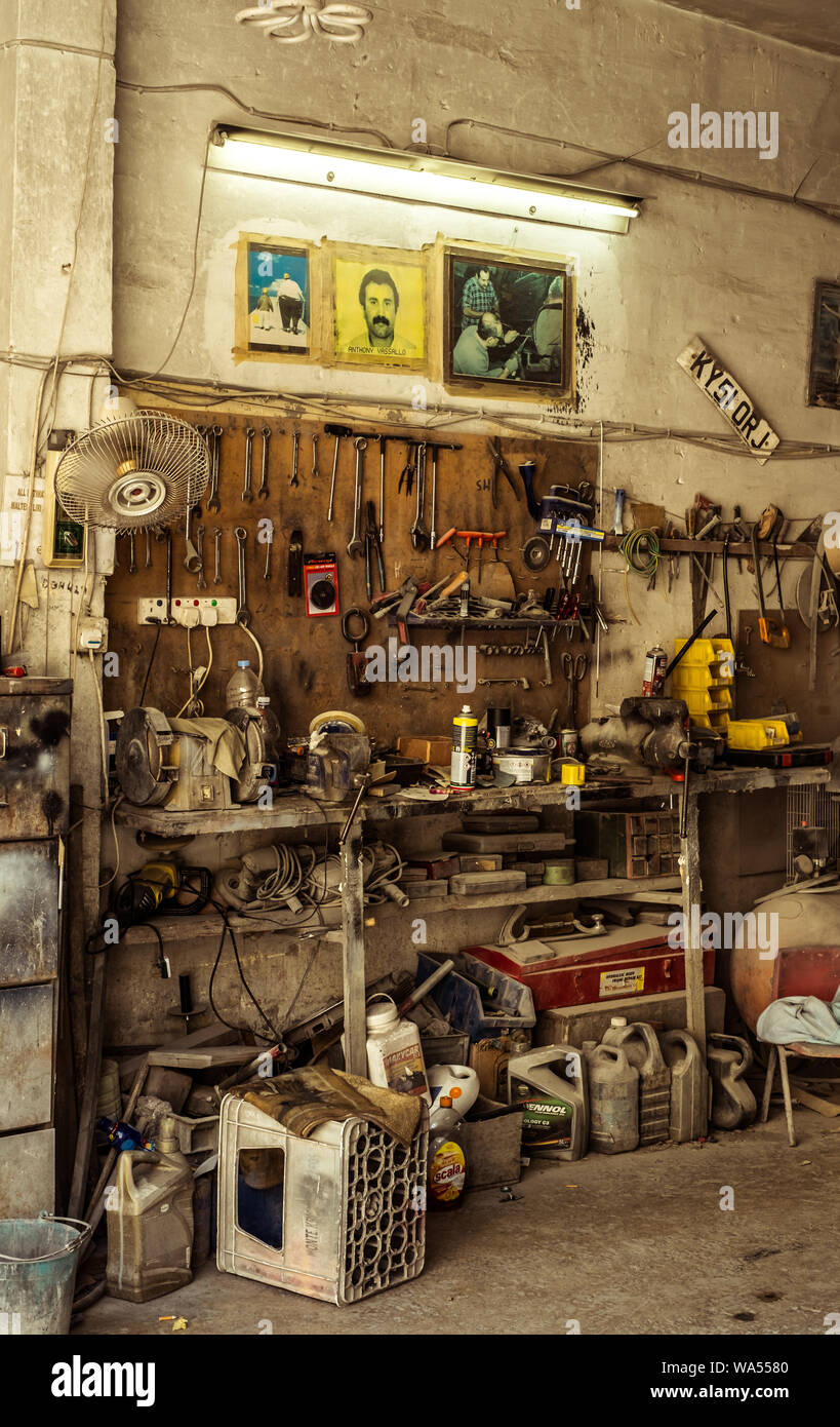 Albert Stadt, Malta - Juli 17., 2019. Alte verstaubte Mechanik Workshop mit alten Werkzeugen durch Staub bedeckt Stockfoto