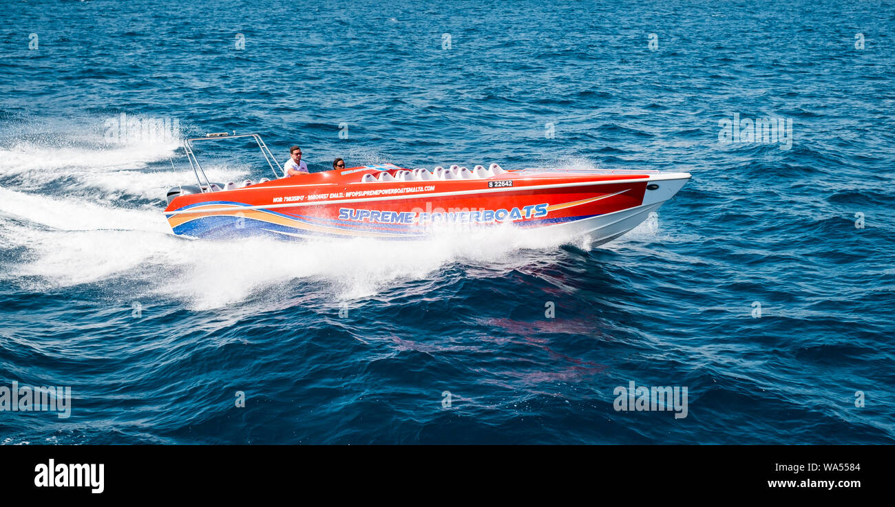 Sliema, Malta - 18. Juli 2019. Red speed Supreme Motorboote auf blauem Wasser Stockfoto