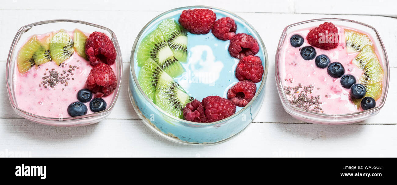Chia und Berry smoothy mit frischem Obst - Ansicht von oben Stockfoto