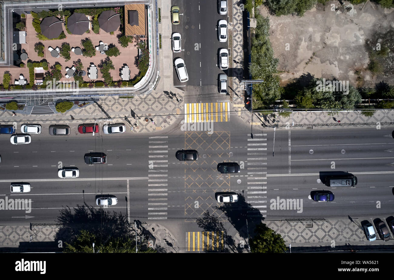 Ansicht von oben auf der vielbefahrenen Kreuzung mit Autos Stockfoto