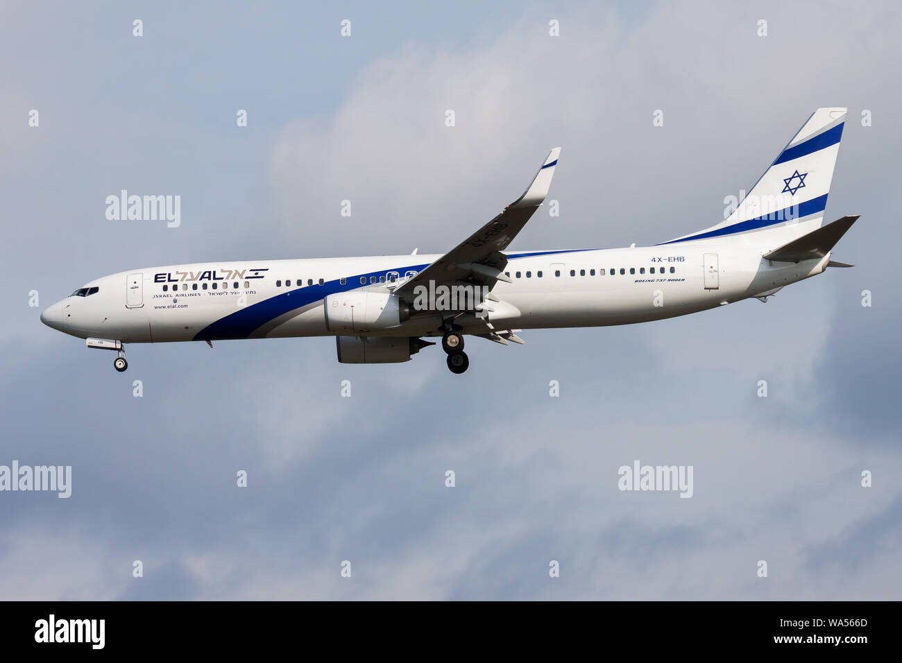 FRANKFURT/Deutschland - am 17. AUGUST 2014: EL AL Israel Airlines Boeing 737-9004 X-EHB Passagierflugzeug landen am Flughafen Frankfurt Stockfoto