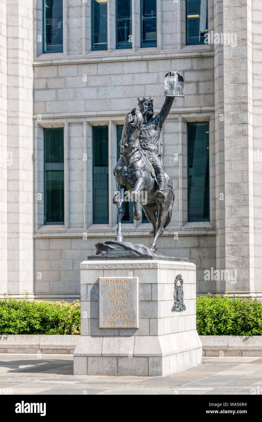 Statue von Robert the Bruce auf dem Pferderücken durch Alan Beattie Herriott außerhalb Marischal College in der Broad Street im Stadtzentrum von Aberdeen. Stockfoto
