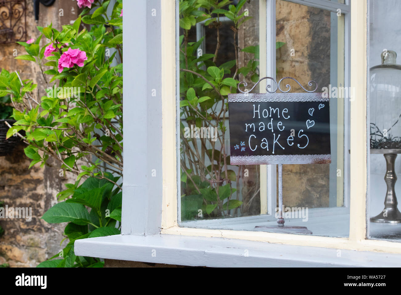 Hausgemachten Kuchen Schild im Fenster von Smiths von Bourton Teestuben. Bourton auf dem Wasser. Cotswolds. Gloucestershire, England Stockfoto