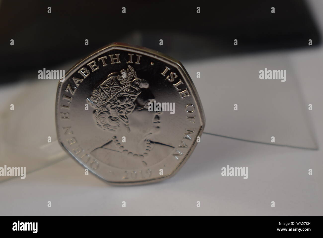 Neue Rückseite der2019 Freigabe durch die Minze, der neue Peter Pan fünfzig Pence. Queens Head Set gegen einen schwarzen und transparenten Hintergrund. Stockfoto