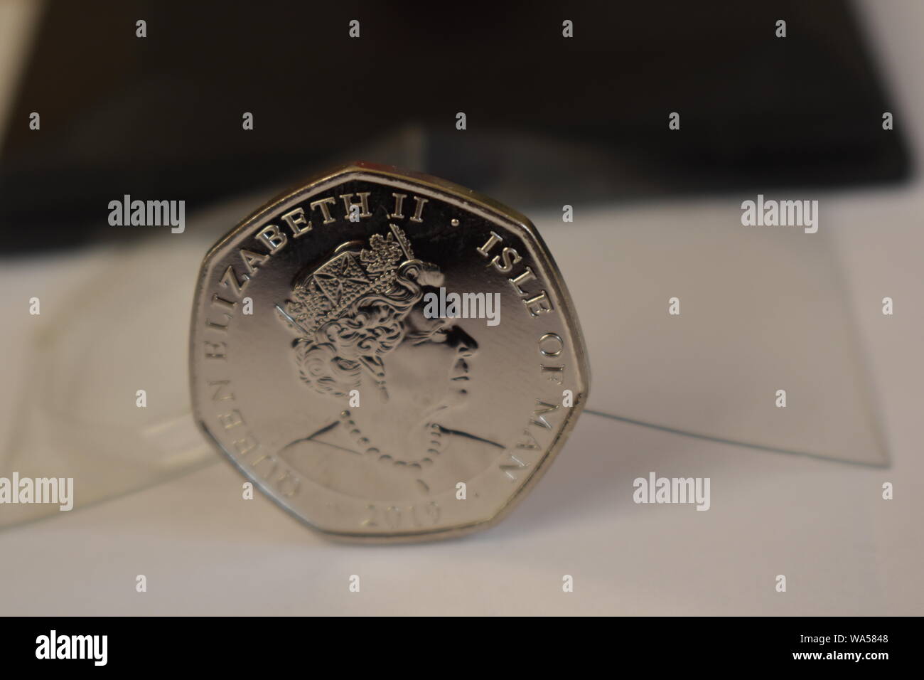 Neue Rückseite der2019 Freigabe durch die Minze, der neue Peter Pan fünfzig Pence. Queens Head Set gegen einen schwarzen und transparenten Hintergrund. Stockfoto