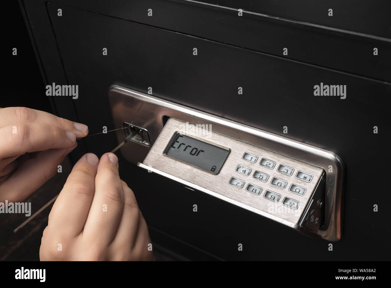 Nahaufnahme der Dieb die Hände versuchen zu brechen Home Geld sicher und Raub. Sicherheit und Home Security Konzepte. Stockfoto