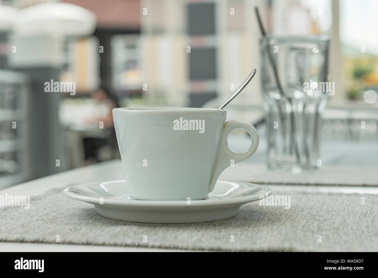 Tasse mit Kaffee auf den Tisch. coffee shop blur Hintergrund mit bokeh Bild Stockfoto