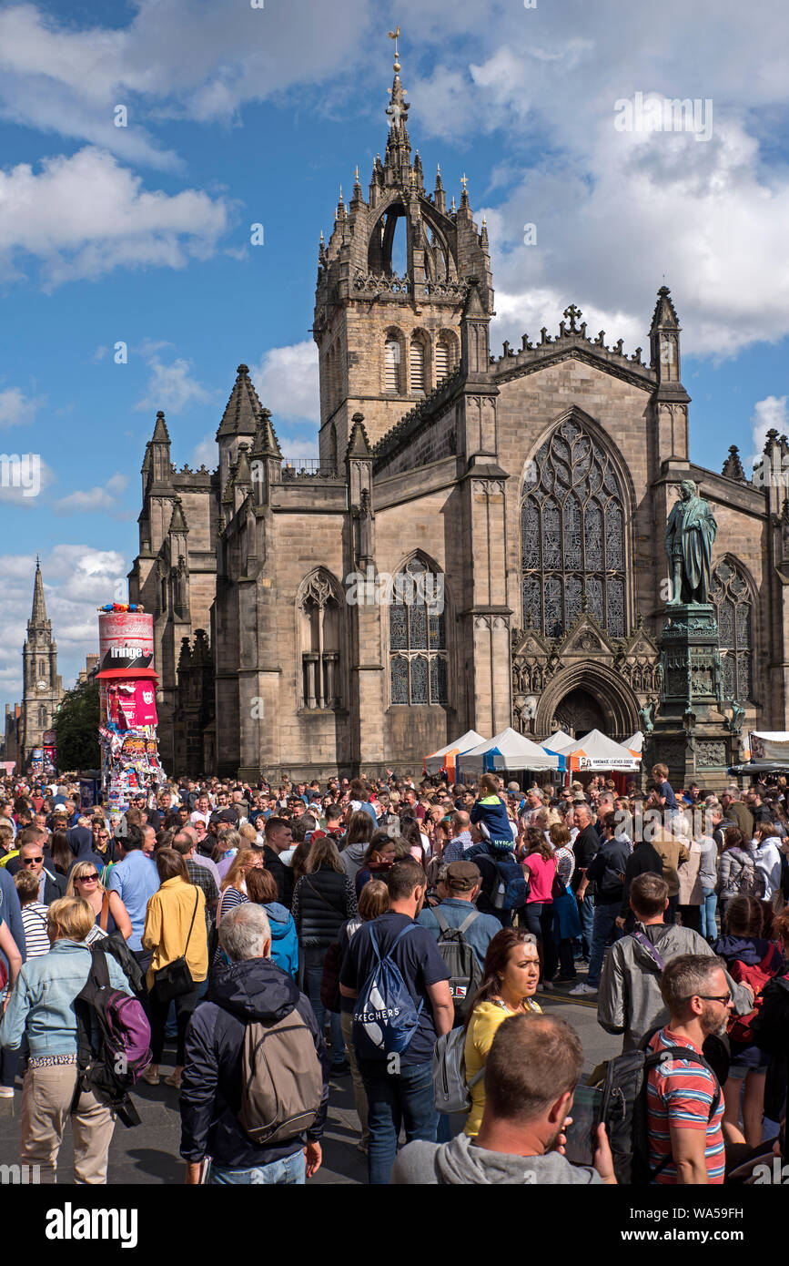 Einem langen Royal Mile von St Giles Kathedrale in Edinburgh während des Edinburgh Fringe Festival. Stockfoto