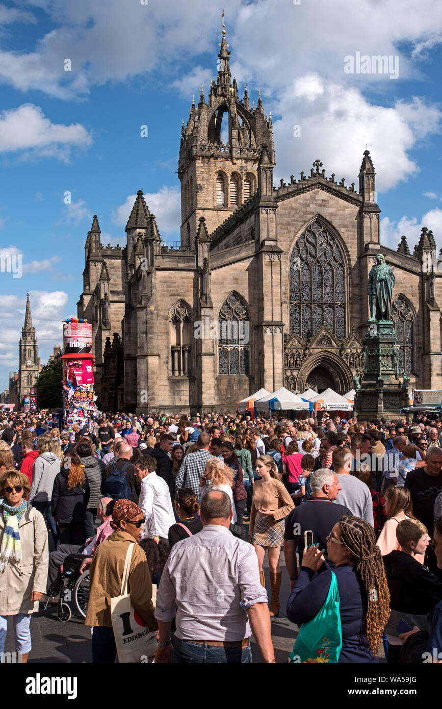 Einem langen Royal Mile von St Giles Kathedrale in Edinburgh während des Edinburgh Fringe Festival. Stockfoto