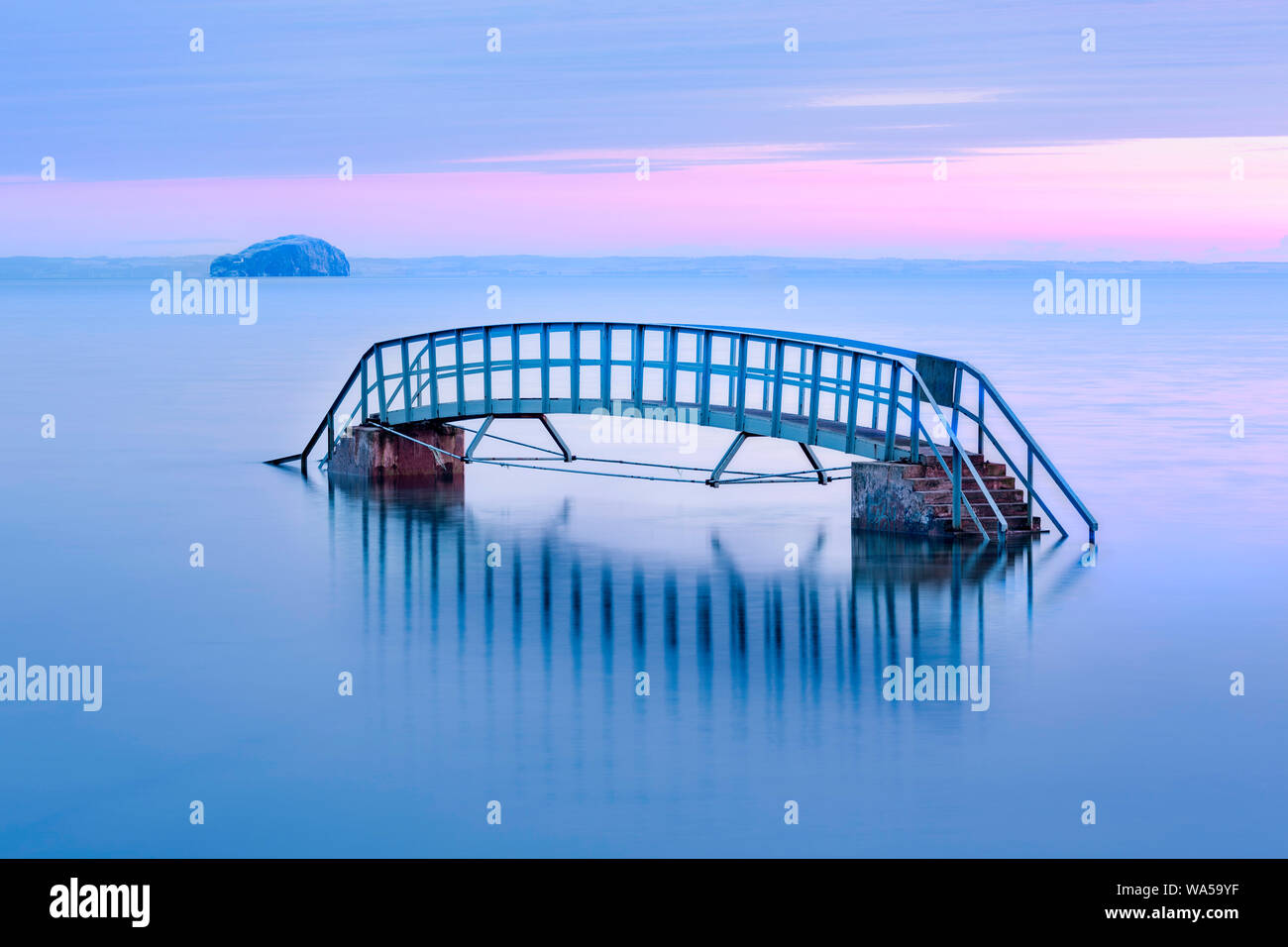 Brücke zu nirgendwo in Rosa und Blau Stockfoto