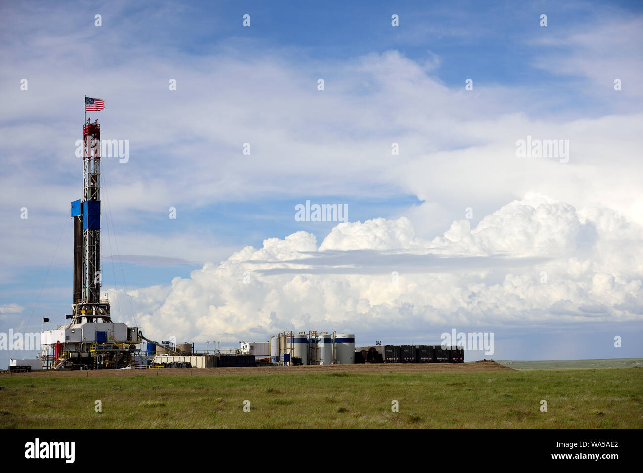 Rohöl Explorationsbohrung Website und Bohranlage, mit Wolken und Himmel in den ölreichen Powder River Basin, Wyoming Stockfoto