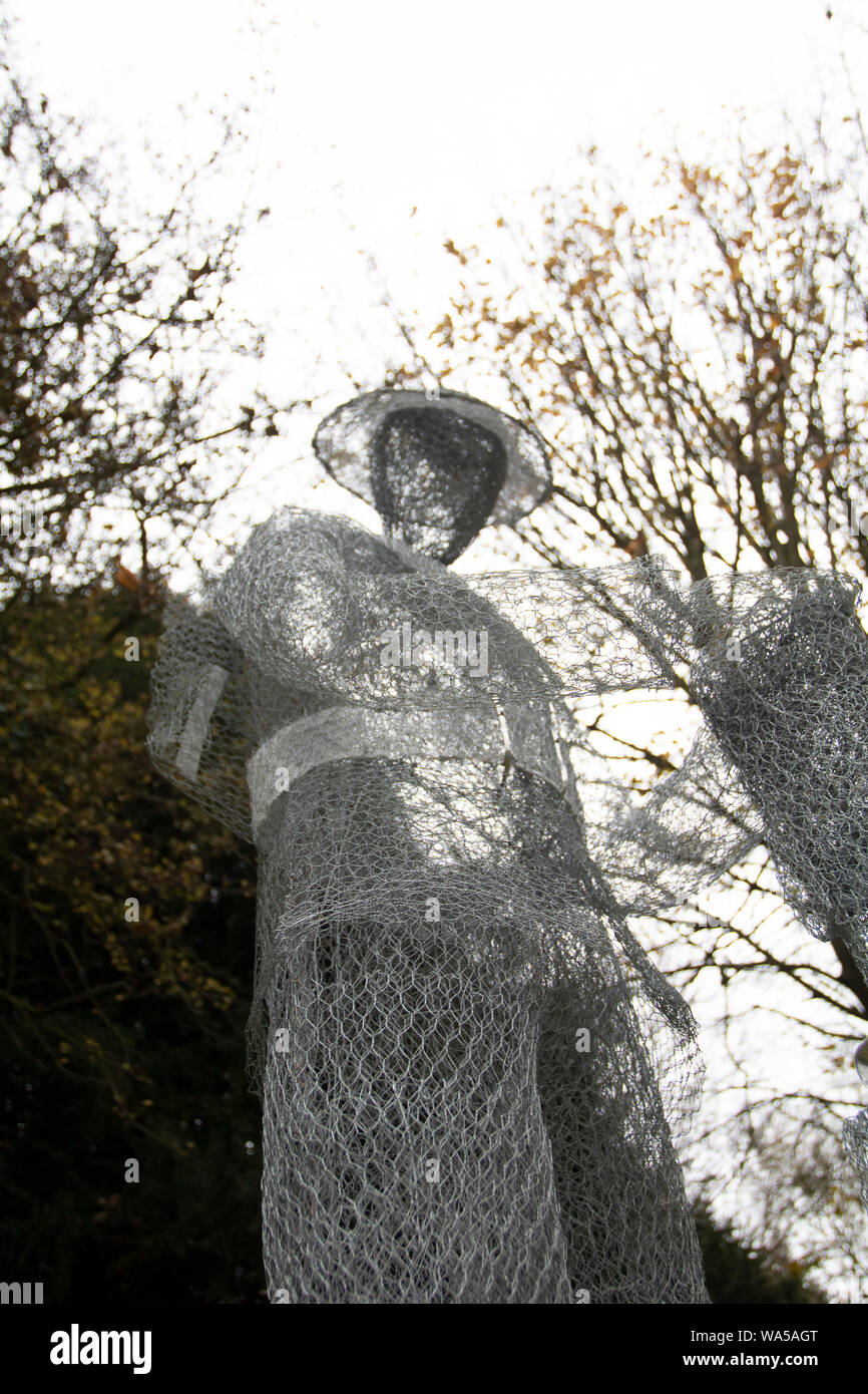 Slimbridge, Gloucestershire, Vereinigtes Königreich, 11.09.2018. In einer verschlafenen Dorf Kirchhof der Slimbridge, geisterhaften Figuren von WW1 infantry Männer stehen durch eine Stockfoto