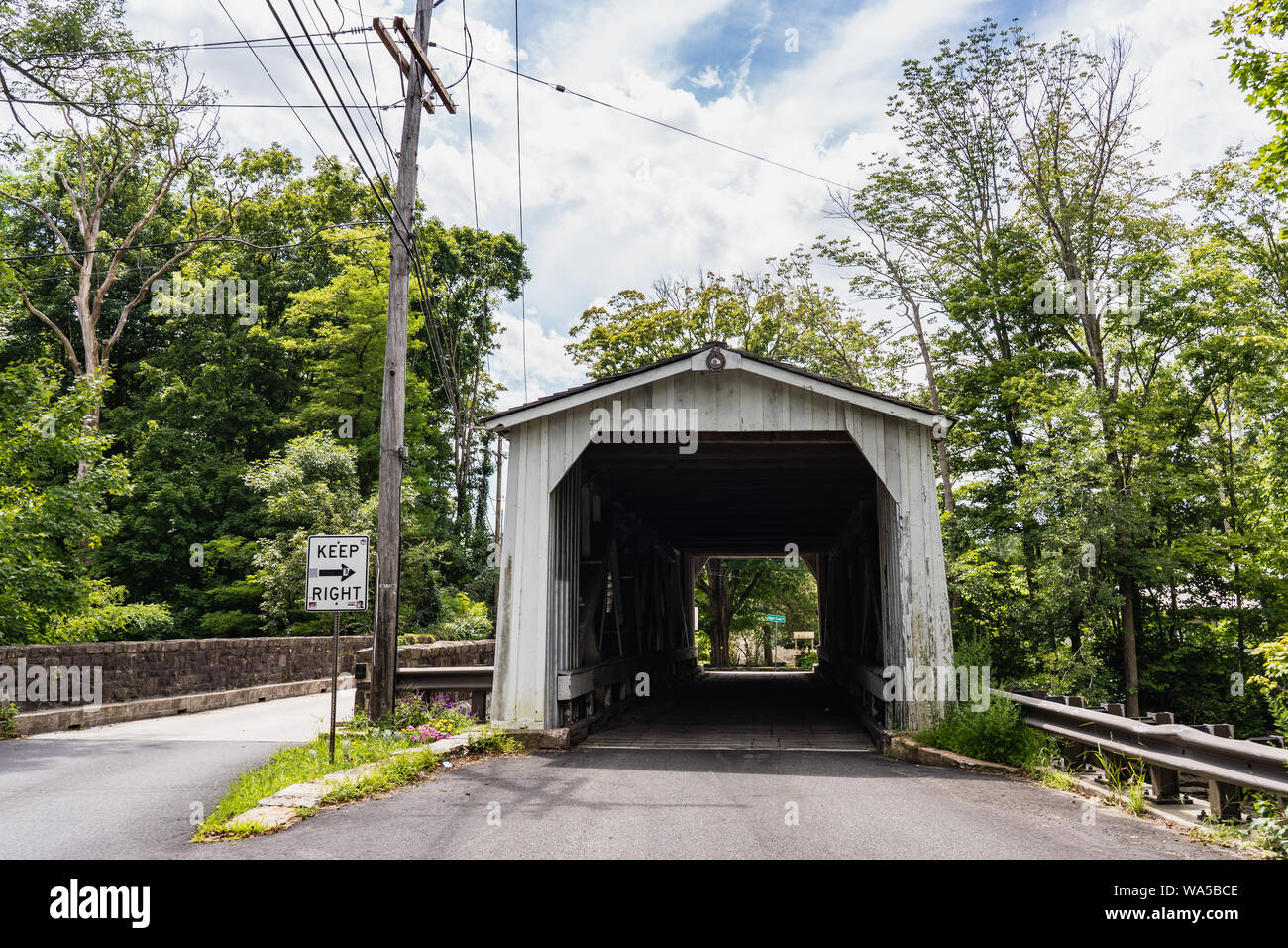 Stockton, New Jersey - 10.08.2019: Grün des Sergeanten überdachte Brücke über den Wickecheoke Creek in Delaware County, Hunterdon County ist der letzte Hi Stockfoto