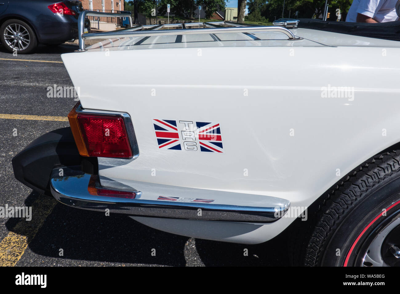 West Chester, PA - August, 11, 2019: Nahaufnahme von der Seitenscheibe eines weißen Triumph TR6 mit der britischen Flagge logo fotografiert während es sit Stockfoto