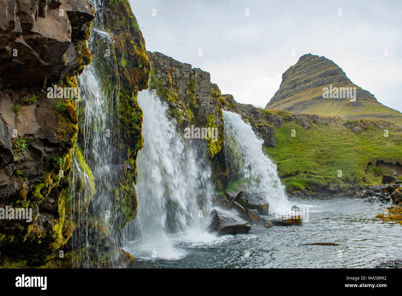 Kirkjufell und Kirkjufellfoss, Grundarfjordur, Island Stockfoto