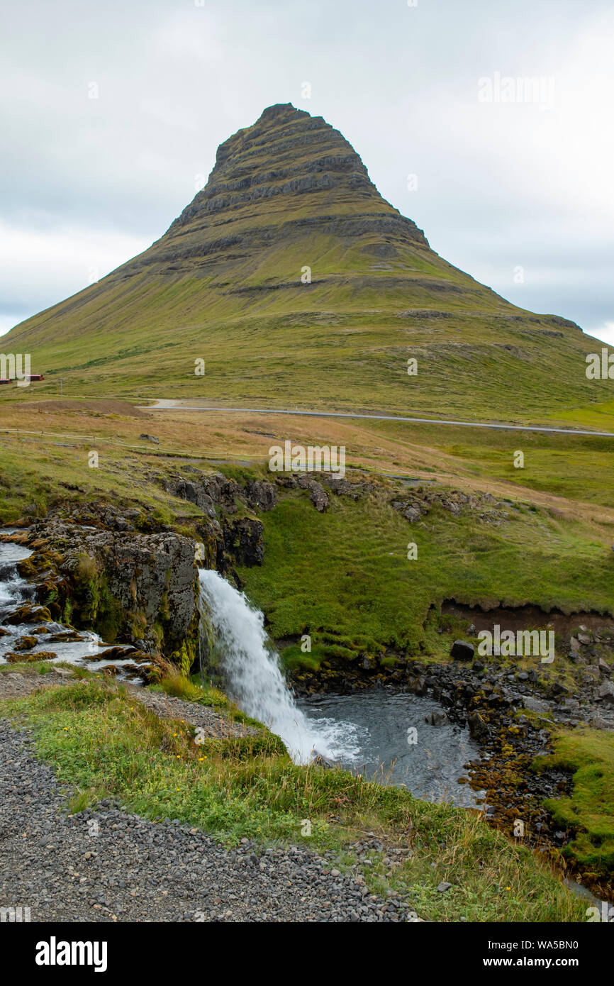 Kirkjufell und Kirkjufellfoss, Grundarfjordur, Island Stockfoto