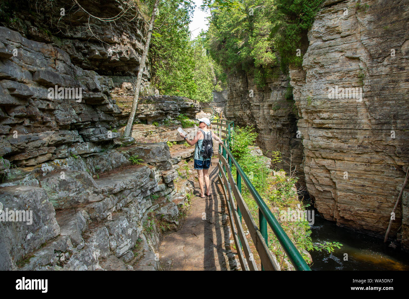 Weibliche Wanderer Wandern auf den Spuren der Kluft Stockfoto