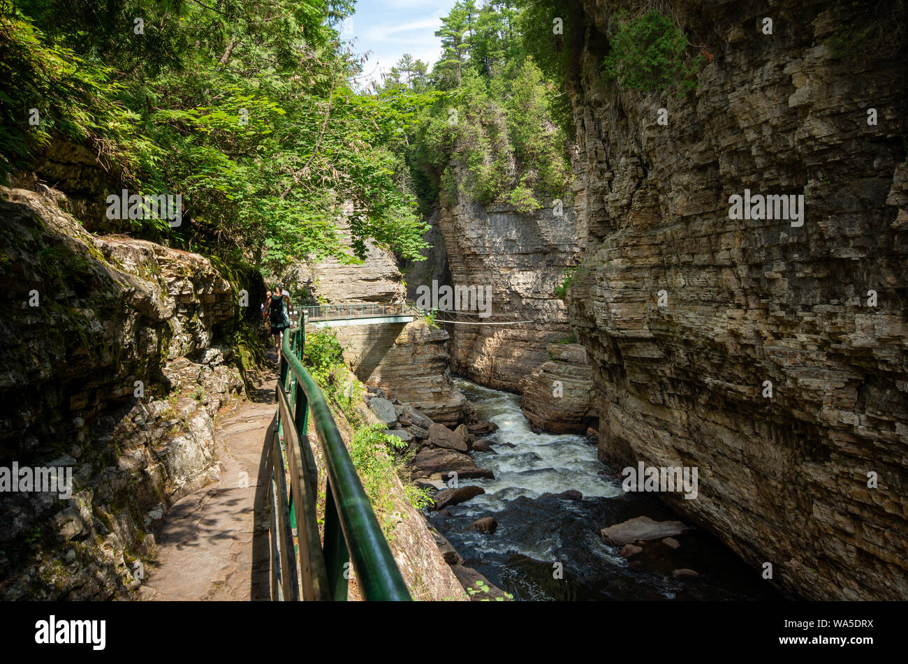 Weibliche Wanderer Wandern auf den Spuren der Kluft Stockfoto